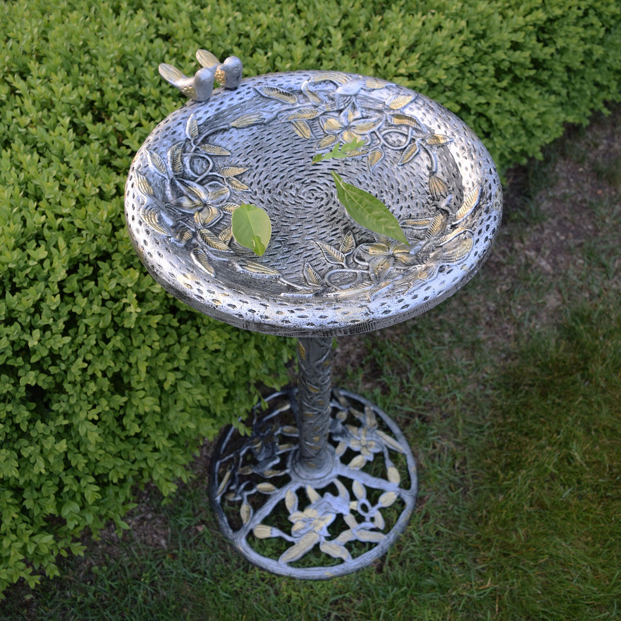 Round Cast Aluminum Metal 32-in Bird Bath with Hummingbirds Sharicks